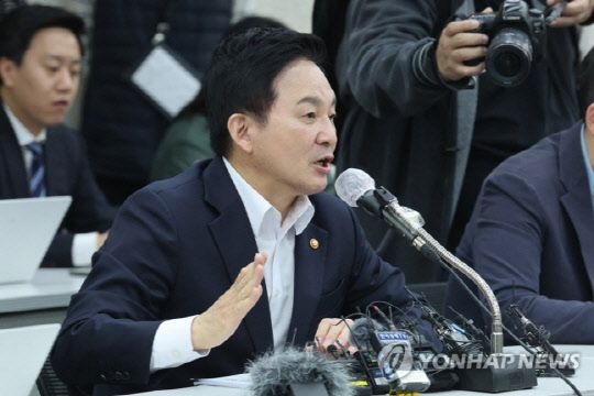 원희룡 국토교통부 장관이 19일 오후 서울역에서 열린 전세사기 관련 기자간담회에서 취재진의 질문에 답하고 있다. 사진 연합뉴스